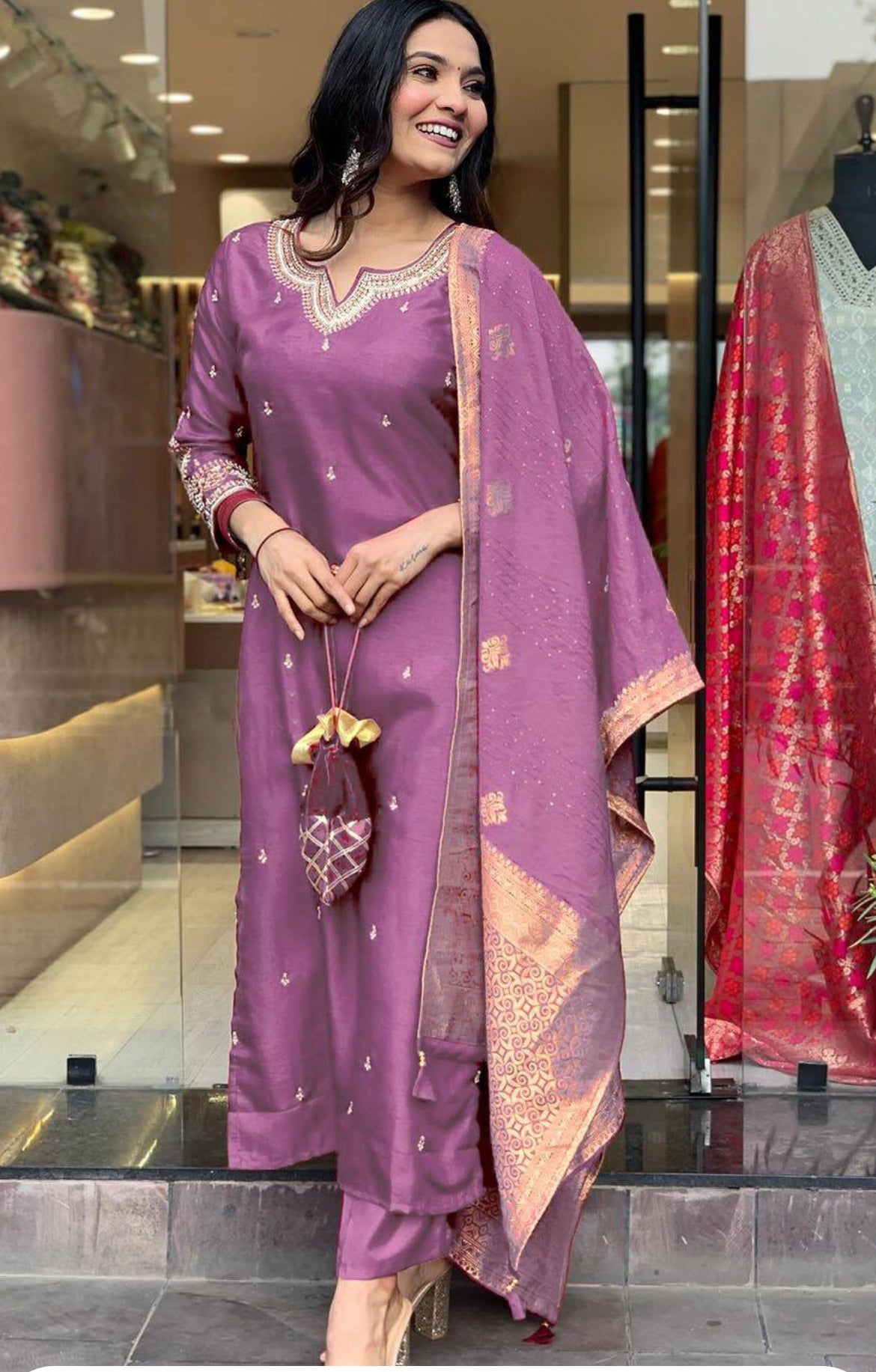 Beautifully designed that seamlessly combines tradition kurta set