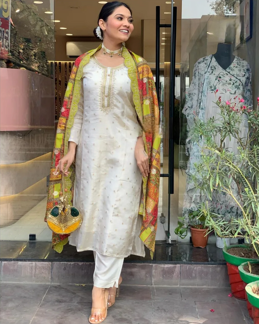 Beautifully designed that seamlessly combines tradition kurta set