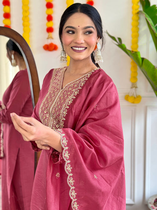 Elegent Beautifully designed that seamlessly combines tradition kurta set