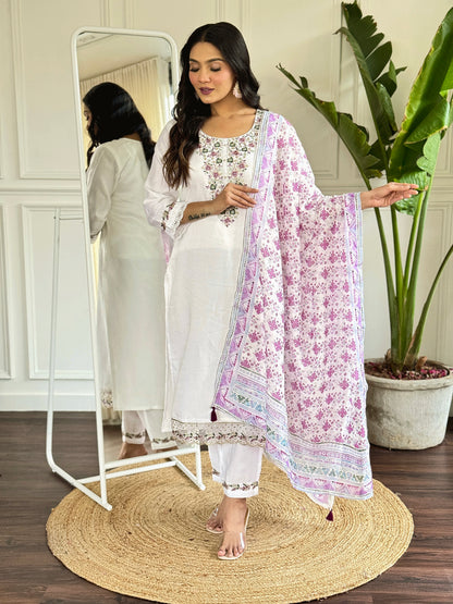Elegent Beautifully designed that seamlessly combines tradition kurta set