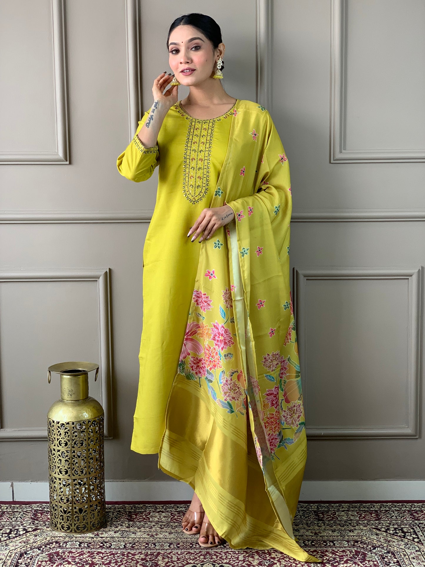 Elegent Beautifully designed that seamlessly combines tradition kurta set