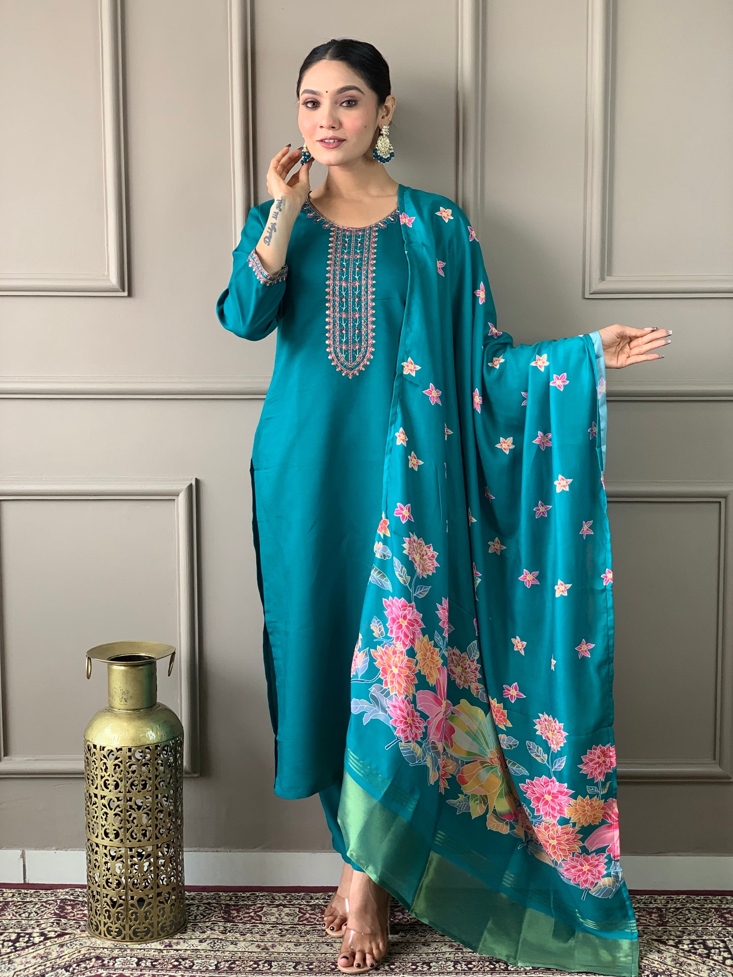 Elegent Beautifully designed that seamlessly combines tradition kurta set
