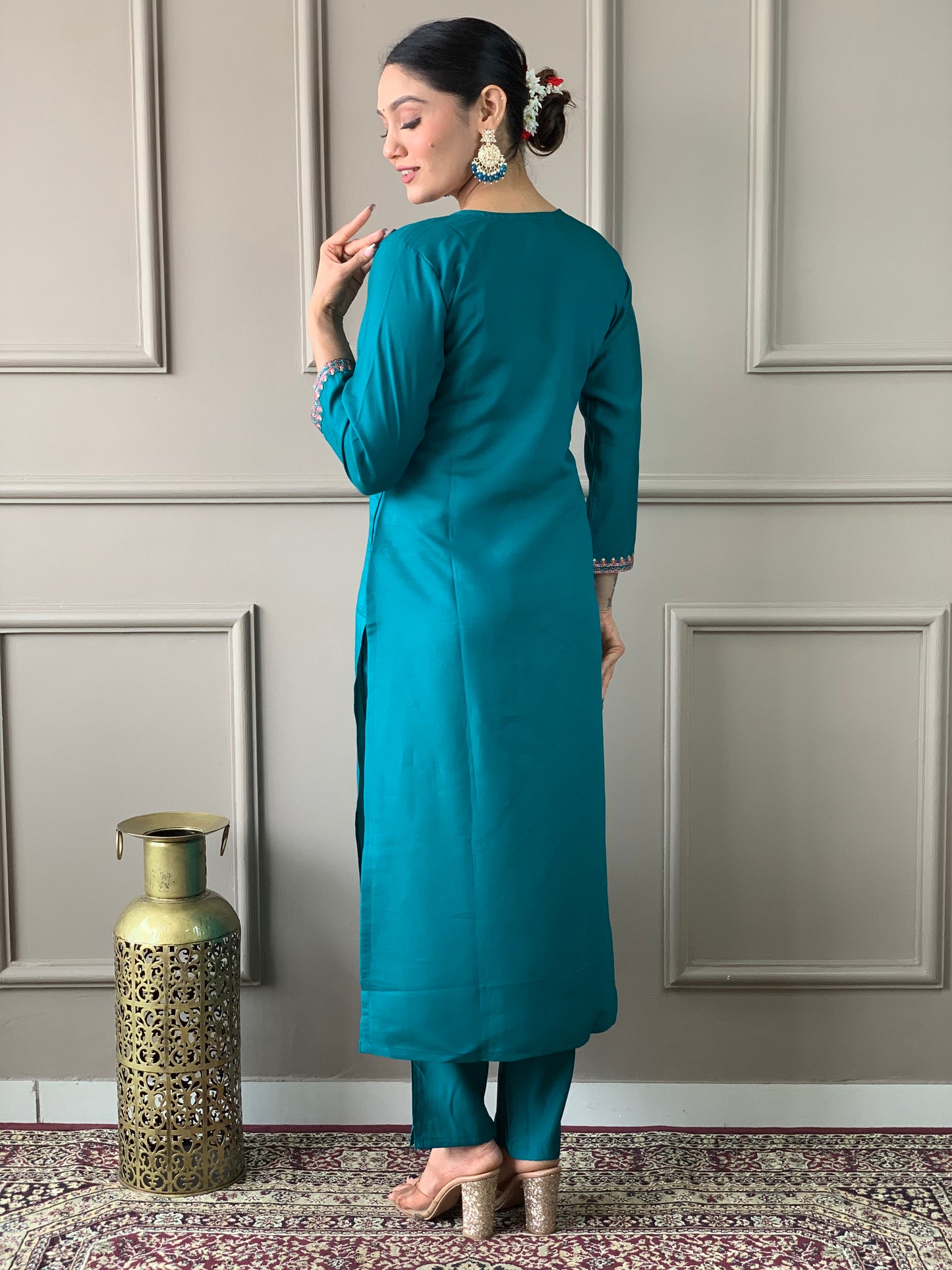 Elegent Beautifully designed that seamlessly combines tradition kurta set