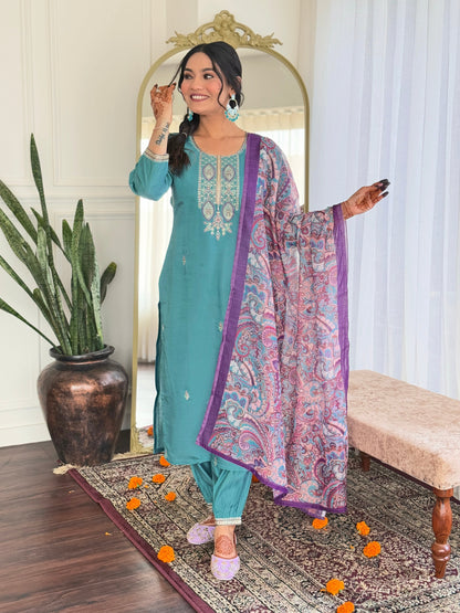 Elegent Beautifully designed that seamlessly combines tradition kurta set