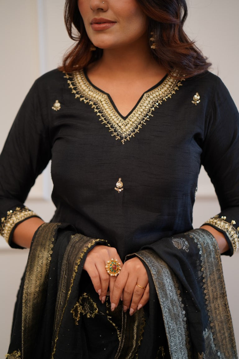 Beautifully designed that seamlessly combines tradition kurta set
