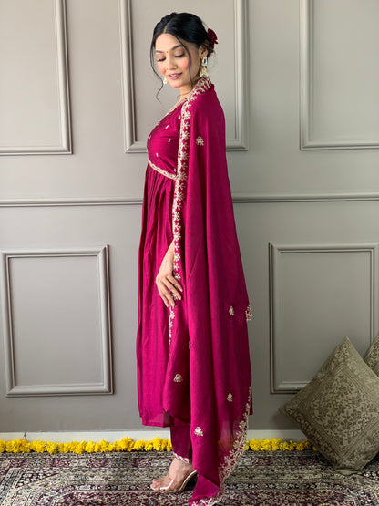Elegent Beautifully designed that seamlessly combines tradition kurta set
