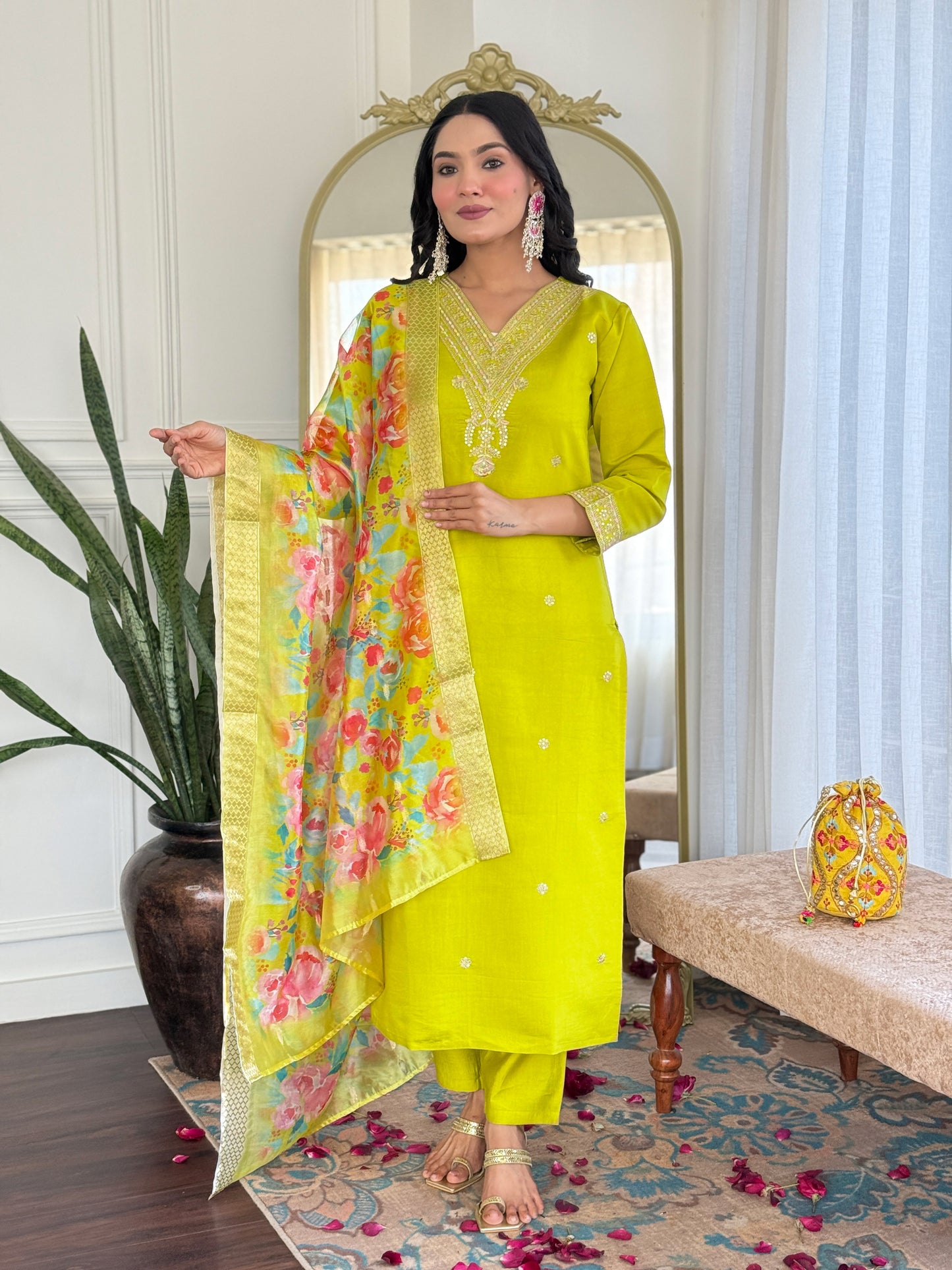 Elegent Beautifully designed that seamlessly combines tradition kurta set
