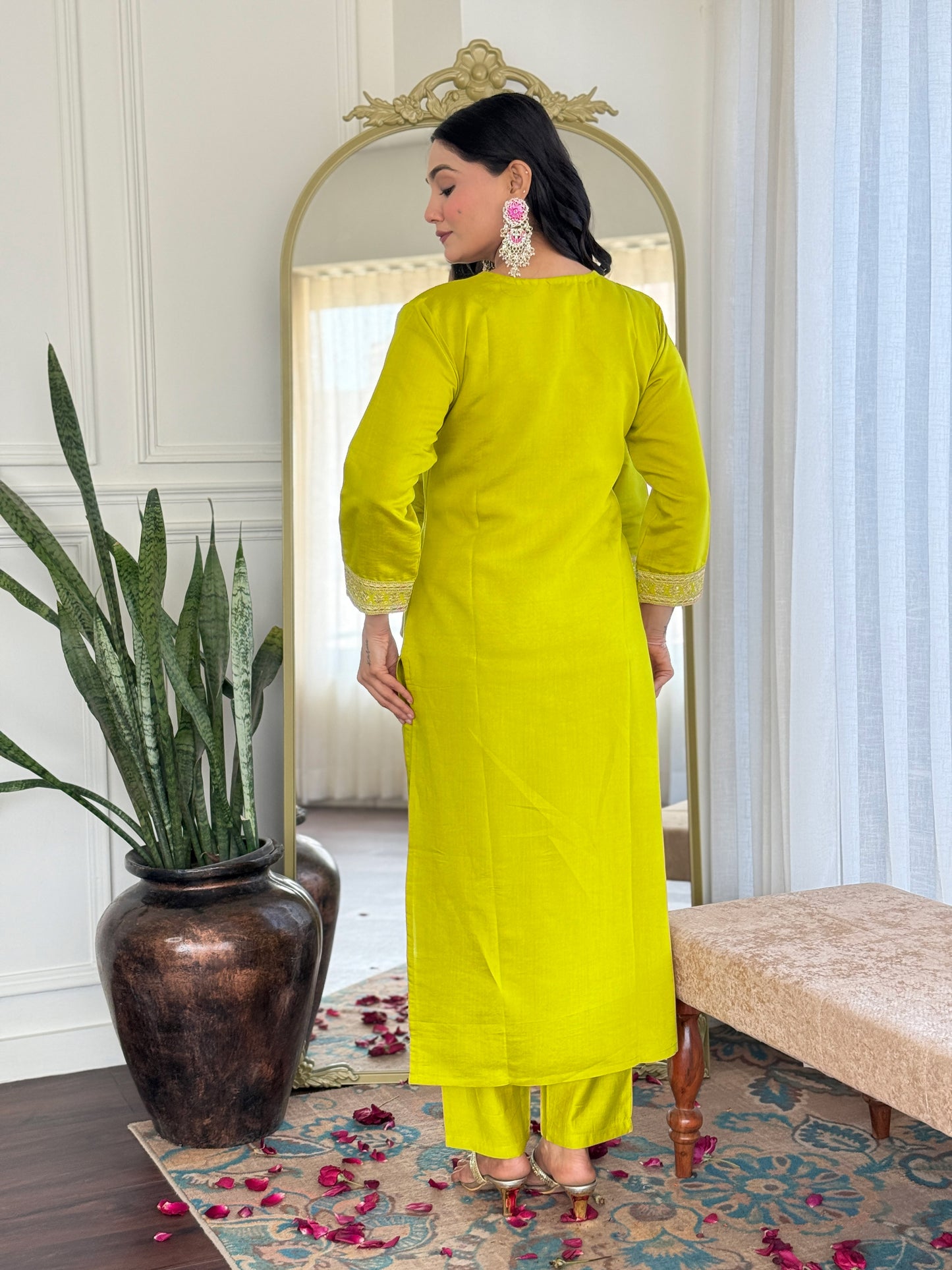 Elegent Beautifully designed that seamlessly combines tradition kurta set