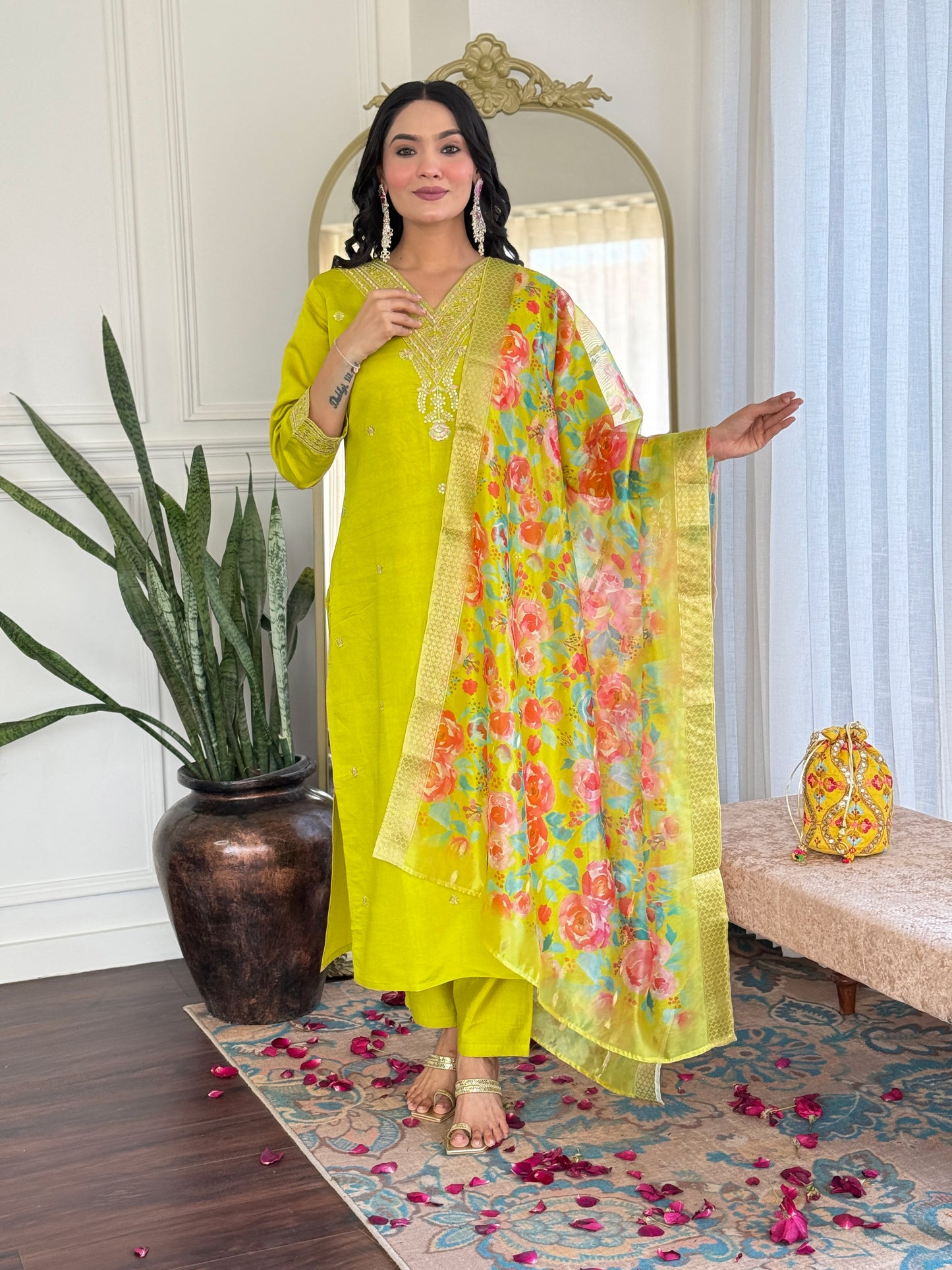 Elegent Beautifully designed that seamlessly combines tradition kurta set