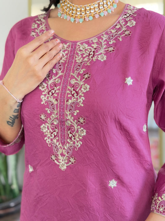 Elegent Beautifully designed that seamlessly combines tradition kurta set