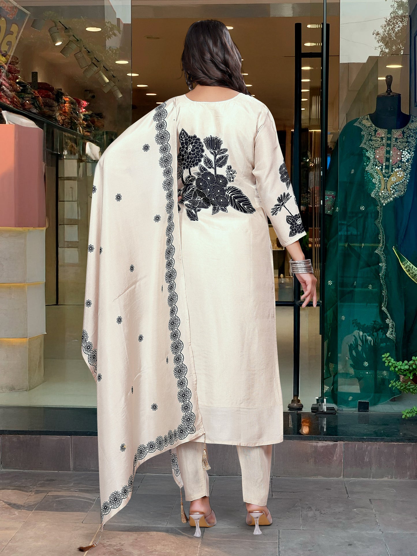 Beautifully designed that seamlessly combines tradition kurta set