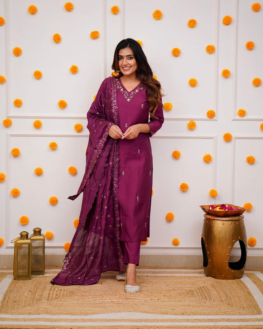 Elegent Beautifully designed that seamlessly combines tradition kurta set