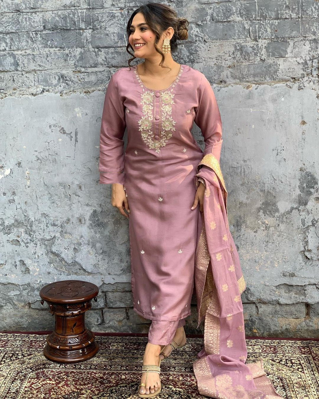Elegent Beautifully designed that seamlessly combines tradition kurta set