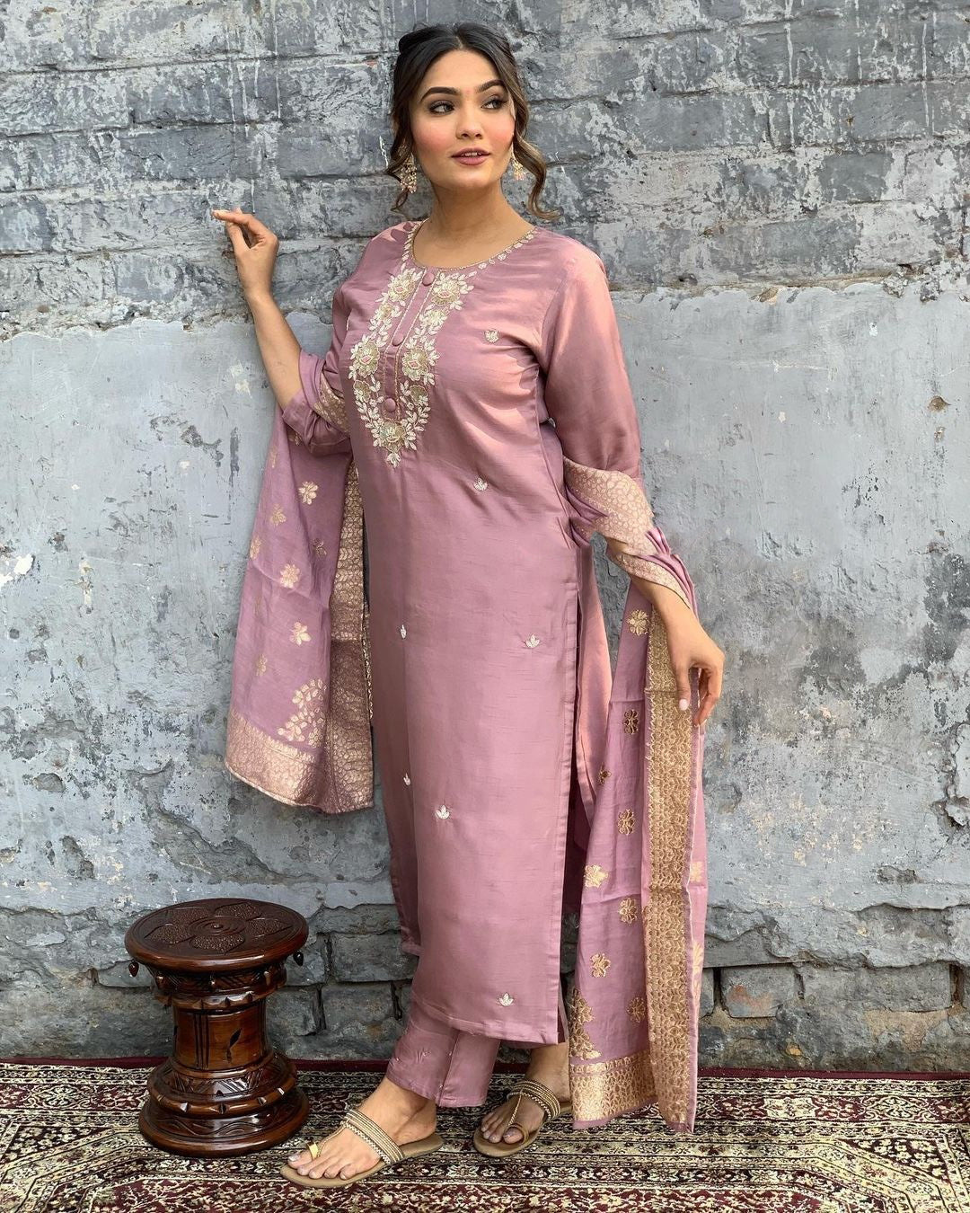 Elegent Beautifully designed that seamlessly combines tradition kurta set