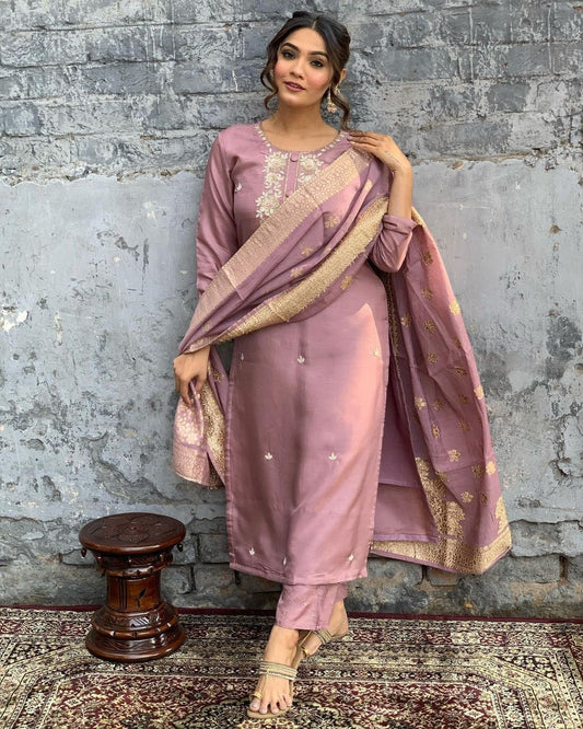 Elegent Beautifully designed that seamlessly combines tradition kurta set