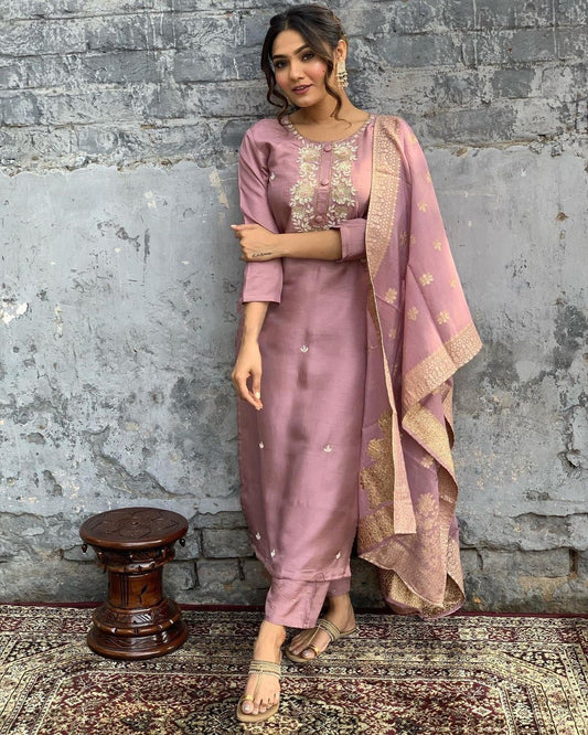 Elegent Beautifully designed that seamlessly combines tradition kurta set