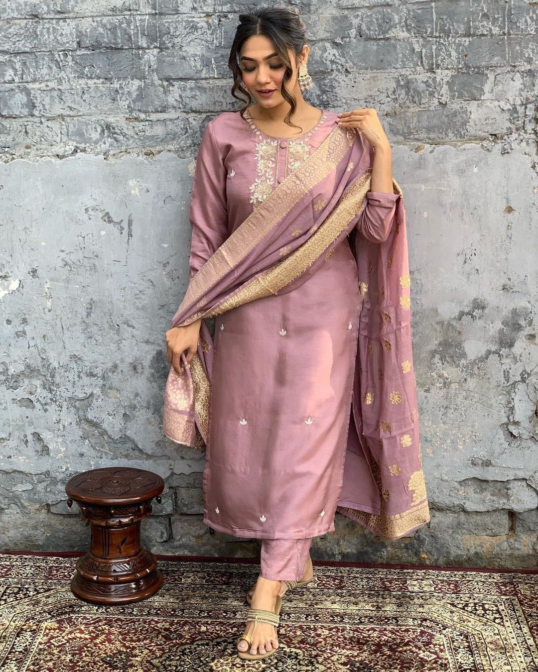 Elegent Beautifully designed that seamlessly combines tradition kurta set