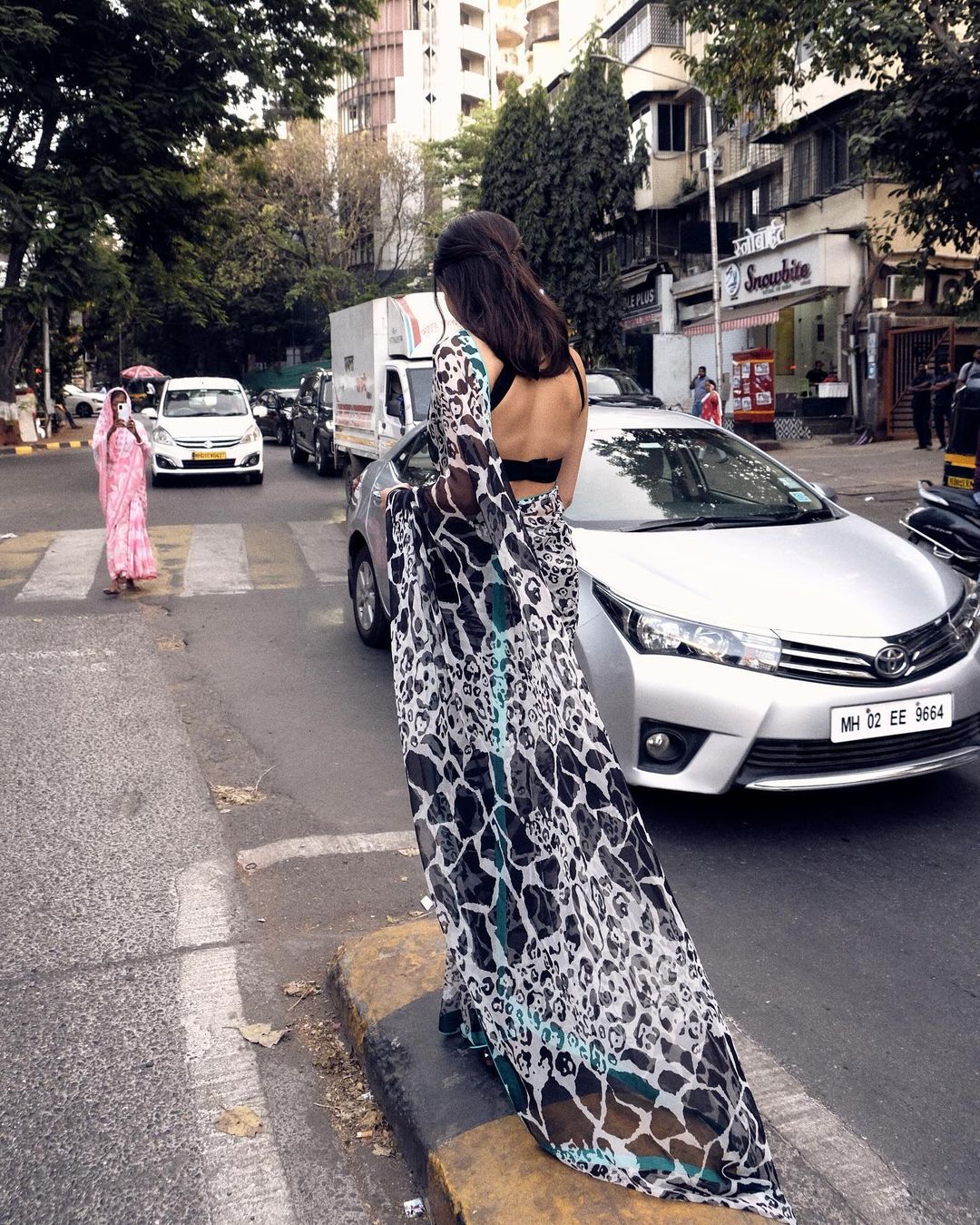 Bollywood Black And White Sara Ali Khan Wear Saree