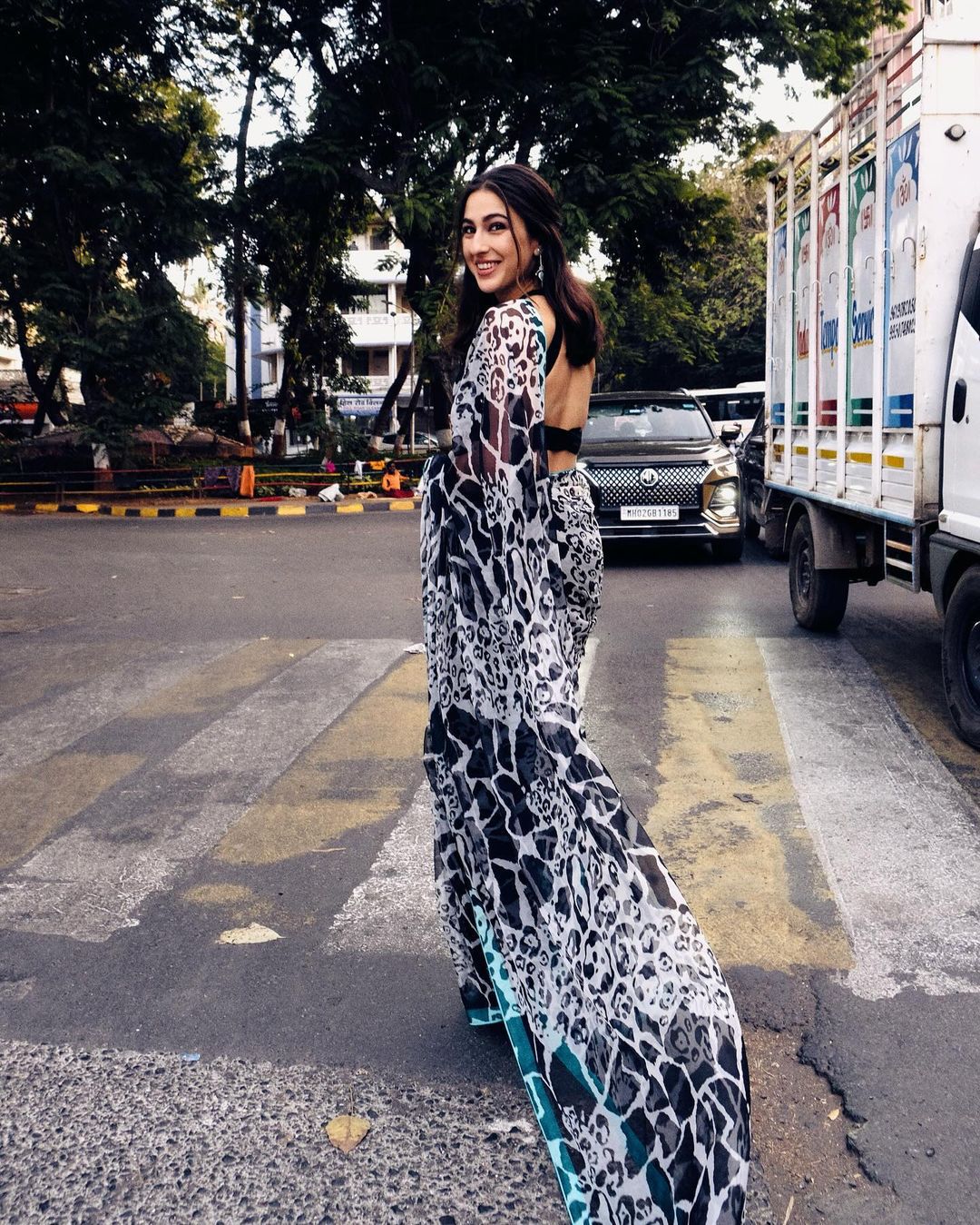 Bollywood Black And White Sara Ali Khan Wear Saree