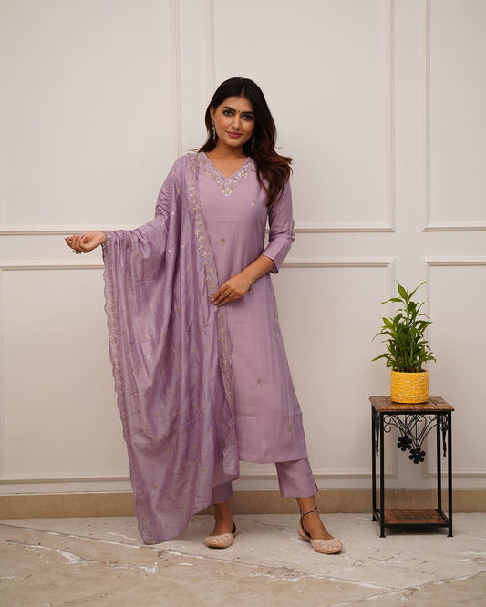 Elegent Beautifully designed that seamlessly combines tradition kurta set