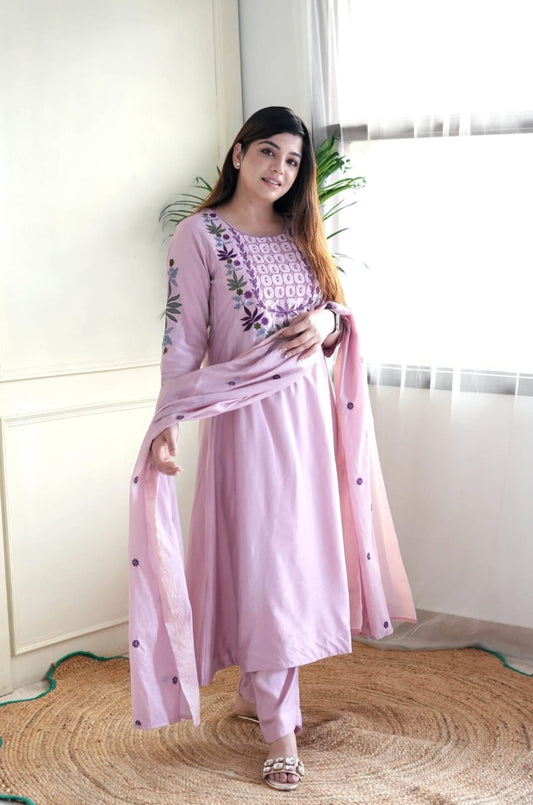 Elegent Beautifully designed that seamlessly combines tradition kurta set