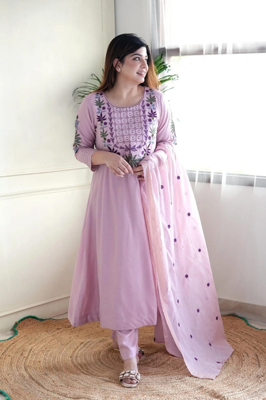 Elegent Beautifully designed that seamlessly combines tradition kurta set