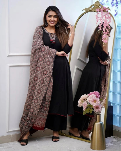 Beautifully designed that seamlessly combines tradition kurta set