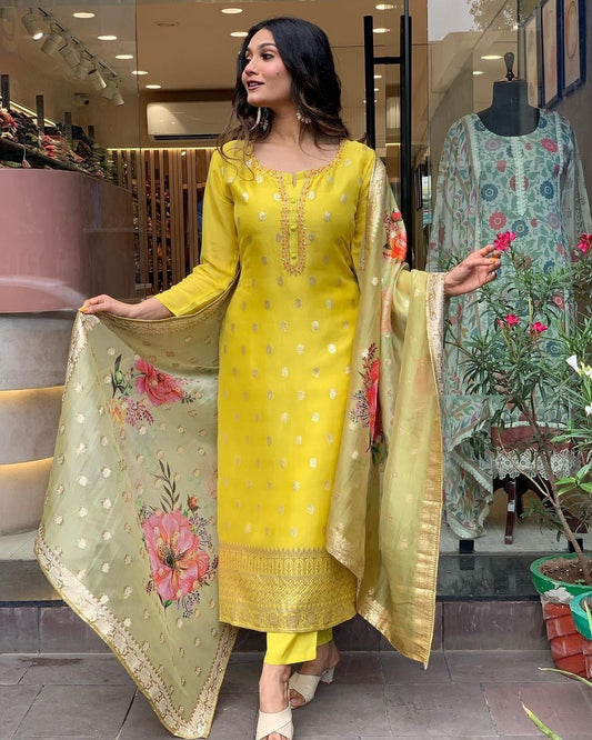 Elegent Beautifully designed that seamlessly combines tradition kurta set