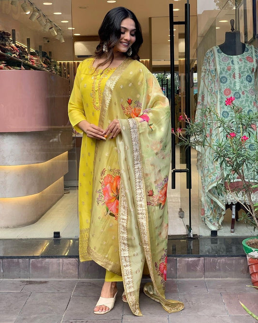 Elegent Beautifully designed that seamlessly combines tradition kurta set