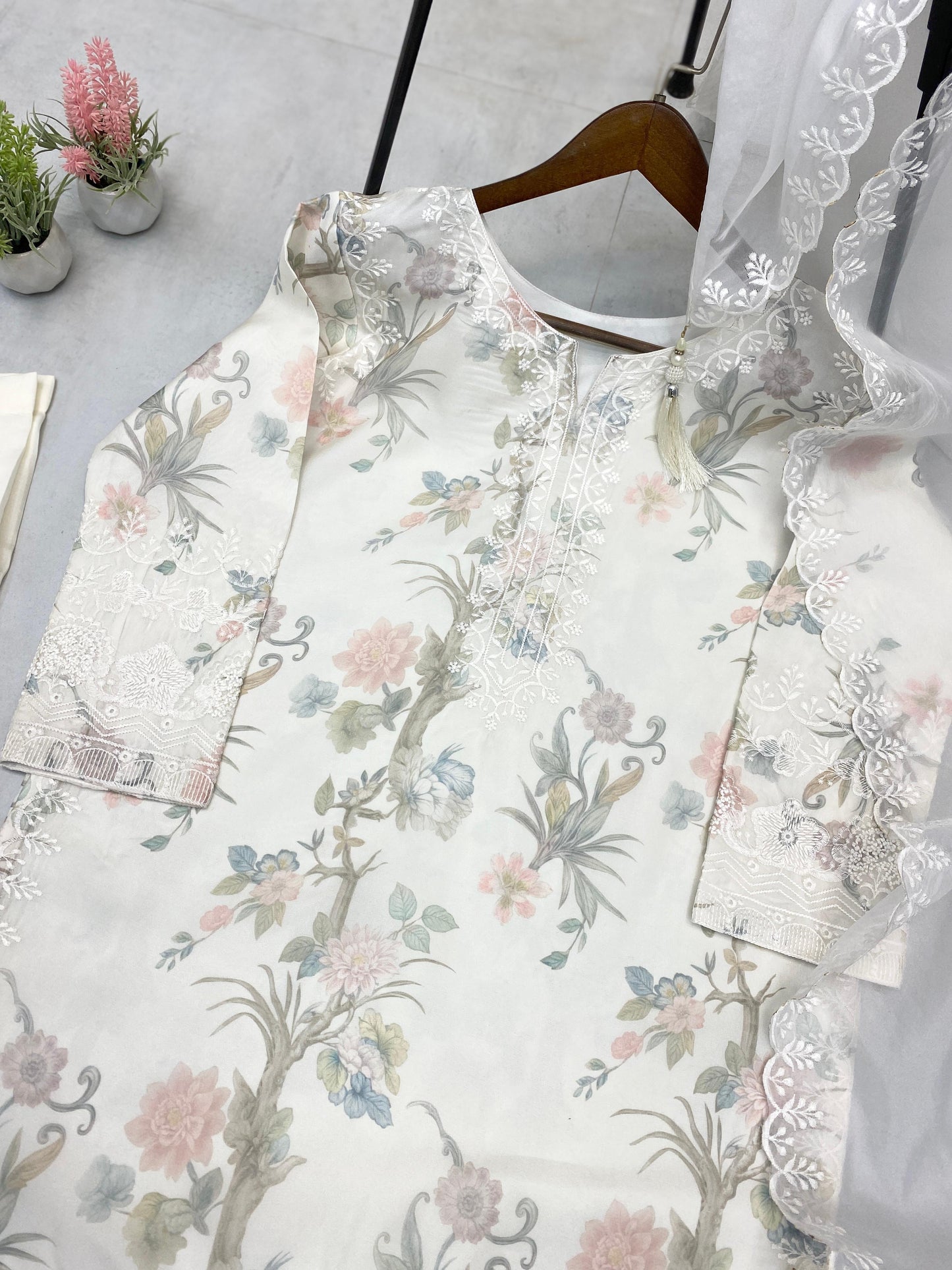 Preferable Tebi Organza White Color Salwar Suit