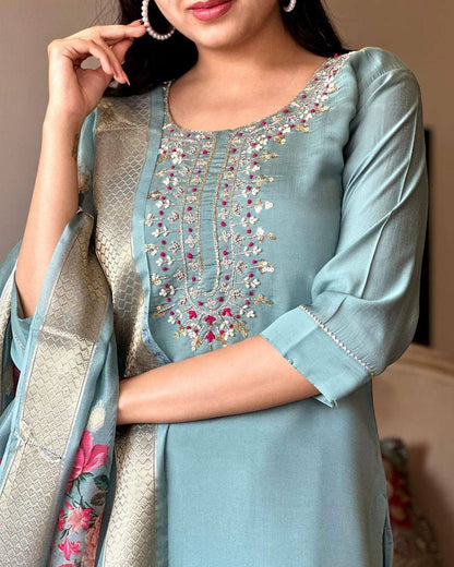 Beautifully designed that seamlessly combines tradition kurta set